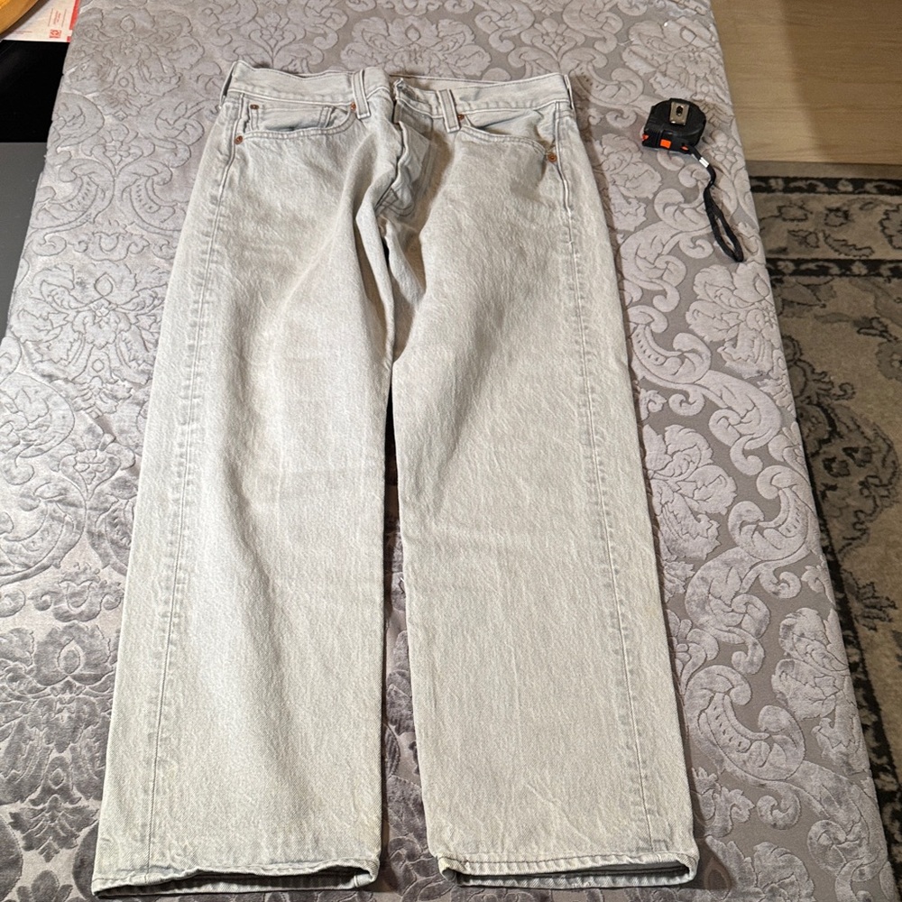 Levi’s 501 men’s Light Gray Straight-Leg button fly Jeans size 34/30